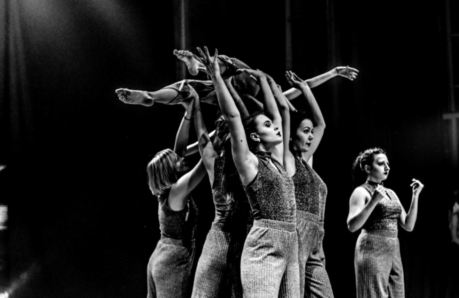 Istruttore che lavora individualmente con una ballerina sulla postura